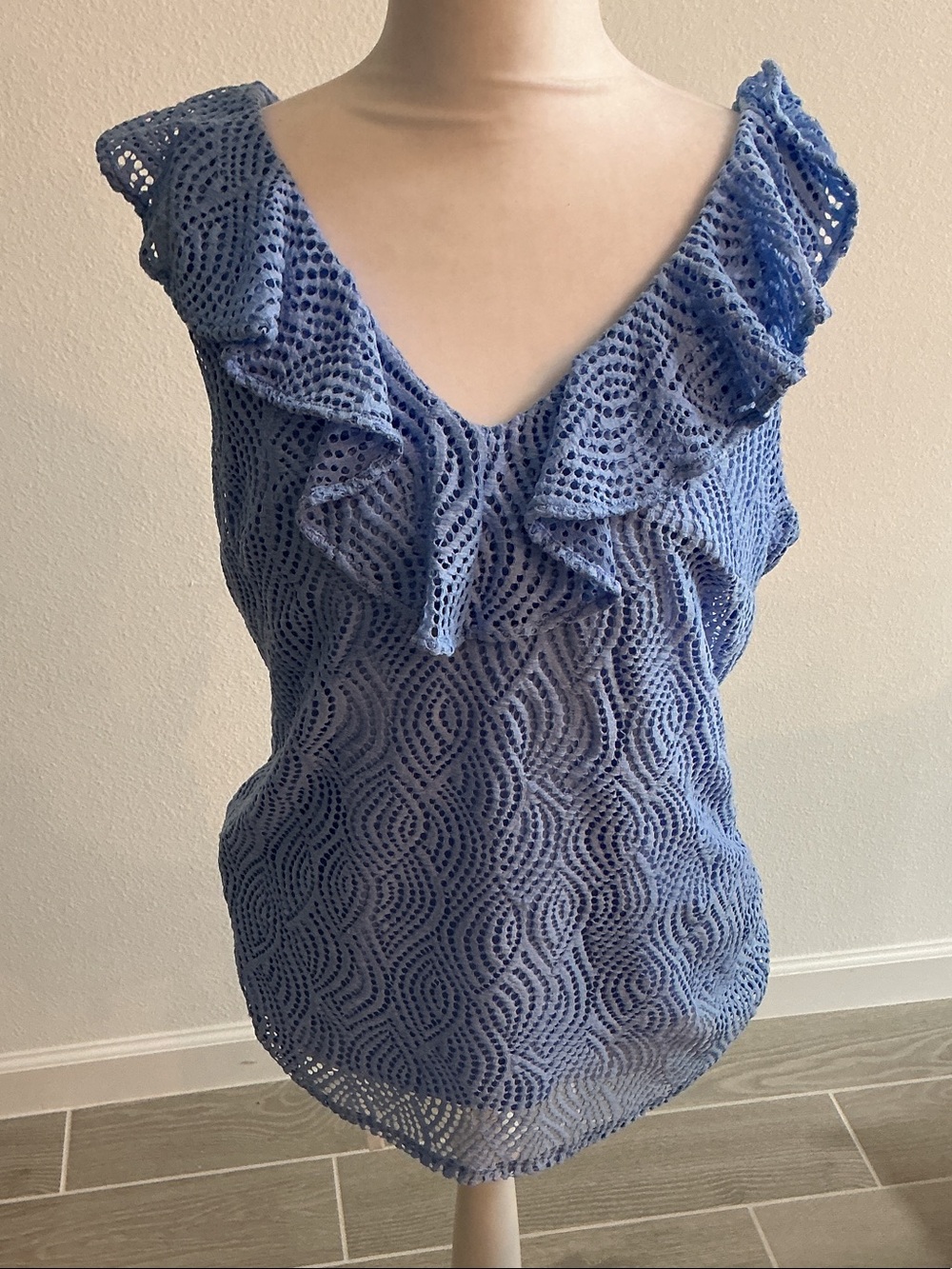 Lilly Pulitzer Alessa  Periwinkle Lace Ruffle V-Neck Sleeveless Top Sz Large